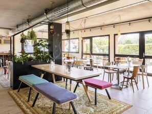 朝食、ディナーに営業 (フランス料理)