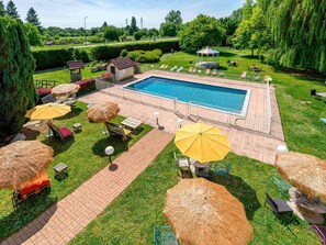 Seasonal outdoor pool, open 9:30 AM to 9:30 PM, pool umbrellas - Greet Hotel Beaune (Beaune)