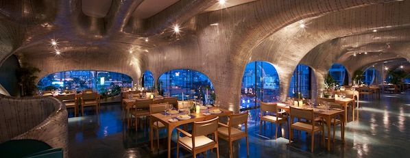 아침 식사, 점심 식사 및 저녁 식사 제공