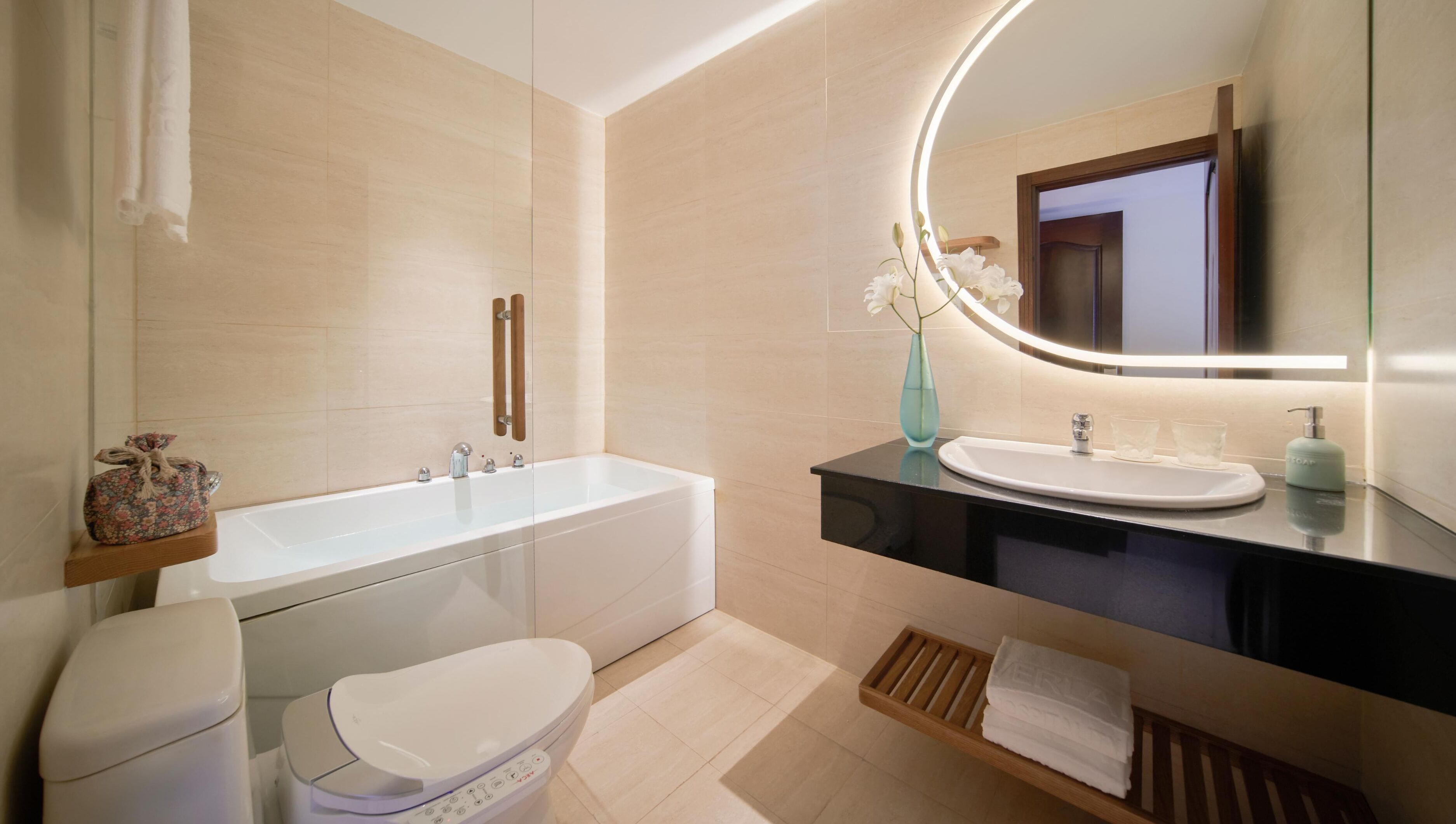 sense city double with afternoon tea | bathroom | combined shower/bathtub, free toiletries, hair dryer, slippers