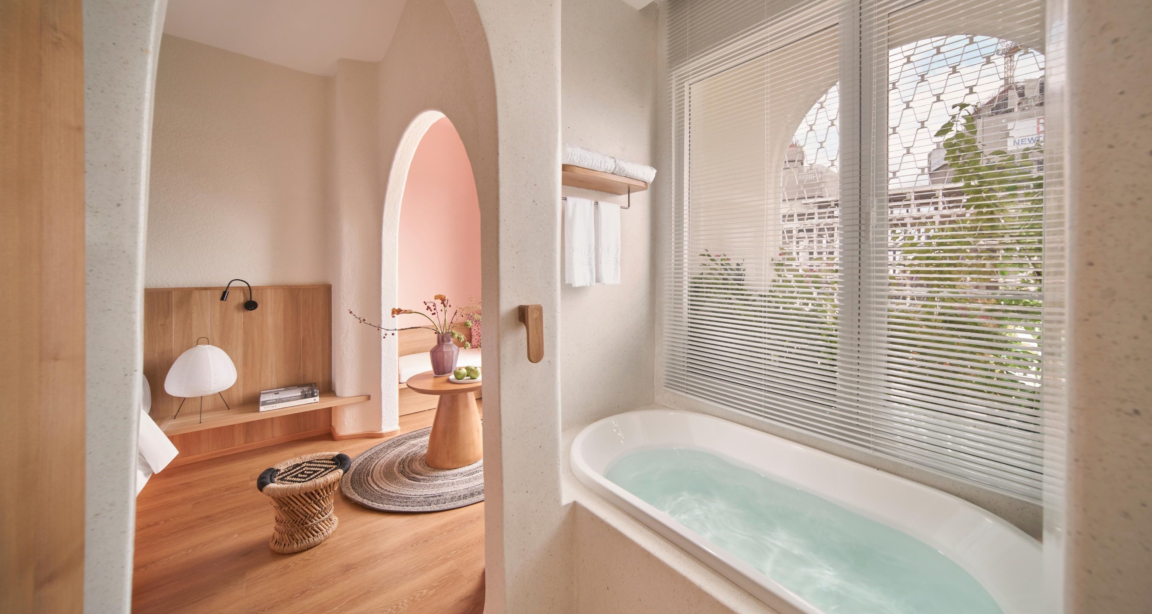 square suite with afternoon tea | bathroom | combined shower/bathtub, free toiletries, hair dryer, slippers