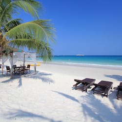 Playa privada, sombrillas, toallas de playa, kayak