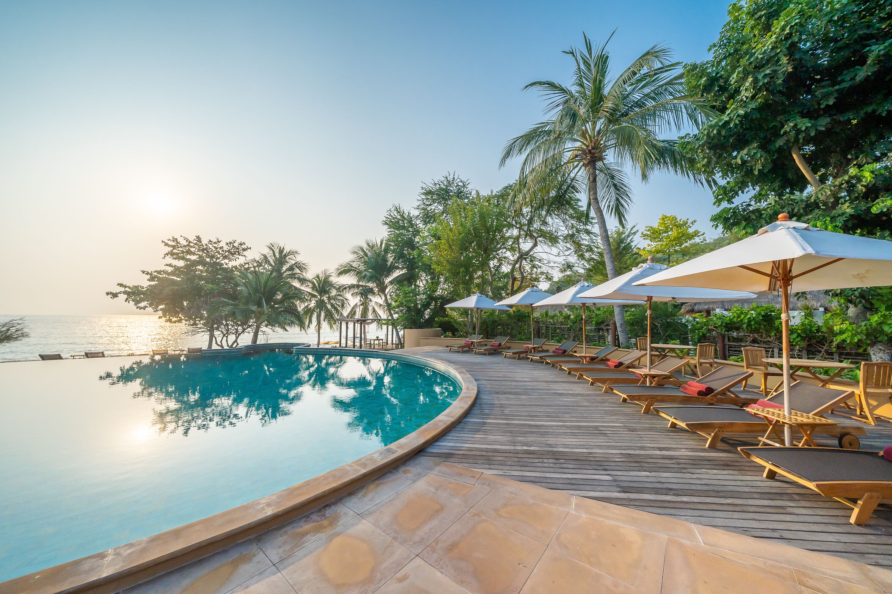 حمّام سباحة خارجي، مظلات على حمّام السباحة، مقاعد للتشمس