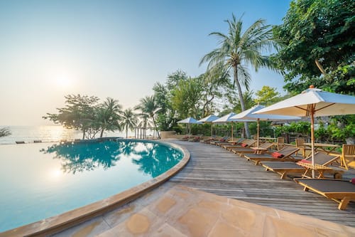 Outdoor pool, pool umbrellas, sun loungers