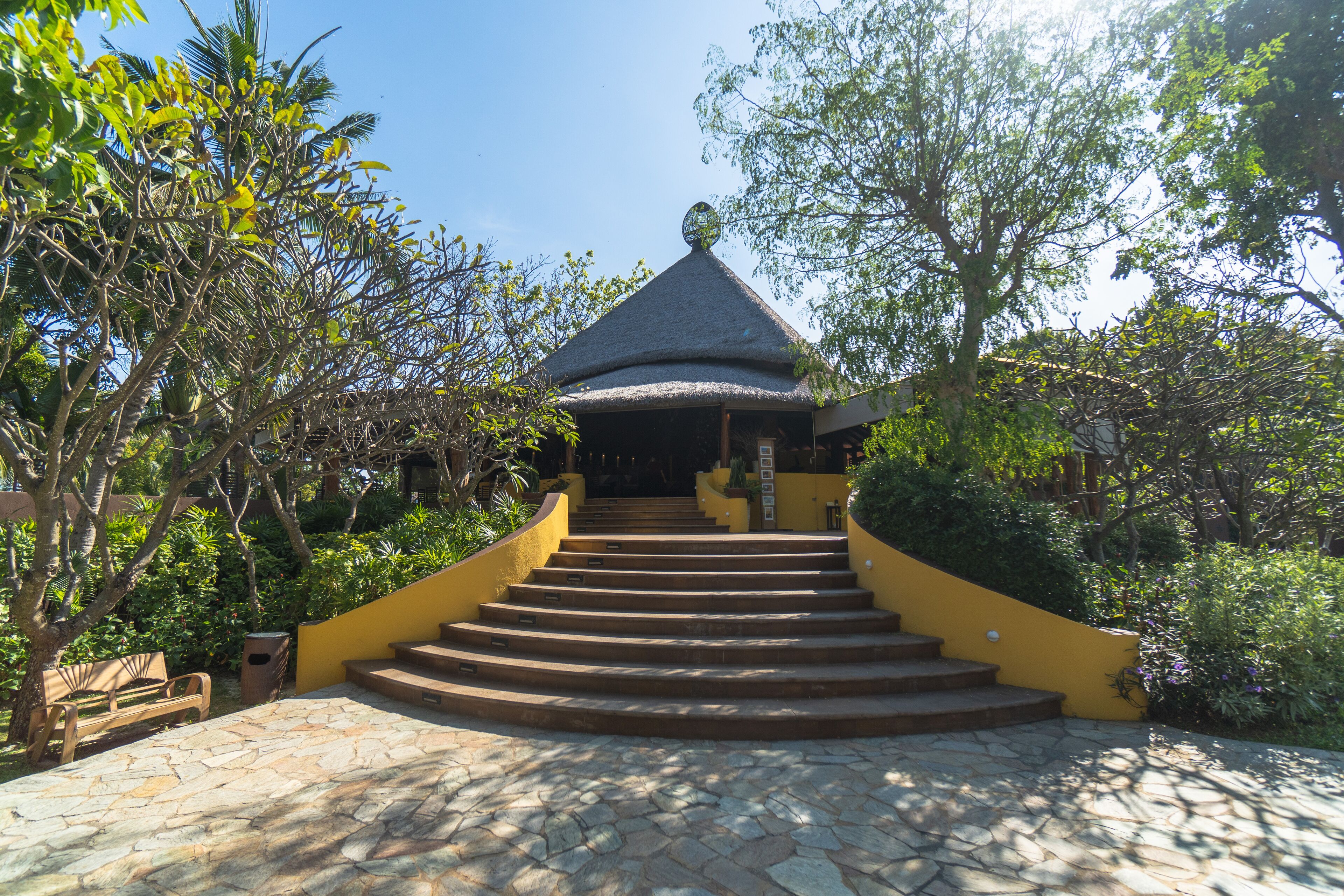 breakfast, lunch, dinner served; international cuisine