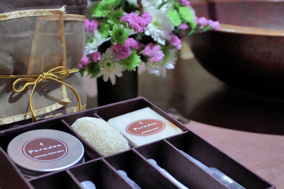 separate bathtub and shower, deep-soaking bathtub, rainfall showerhead