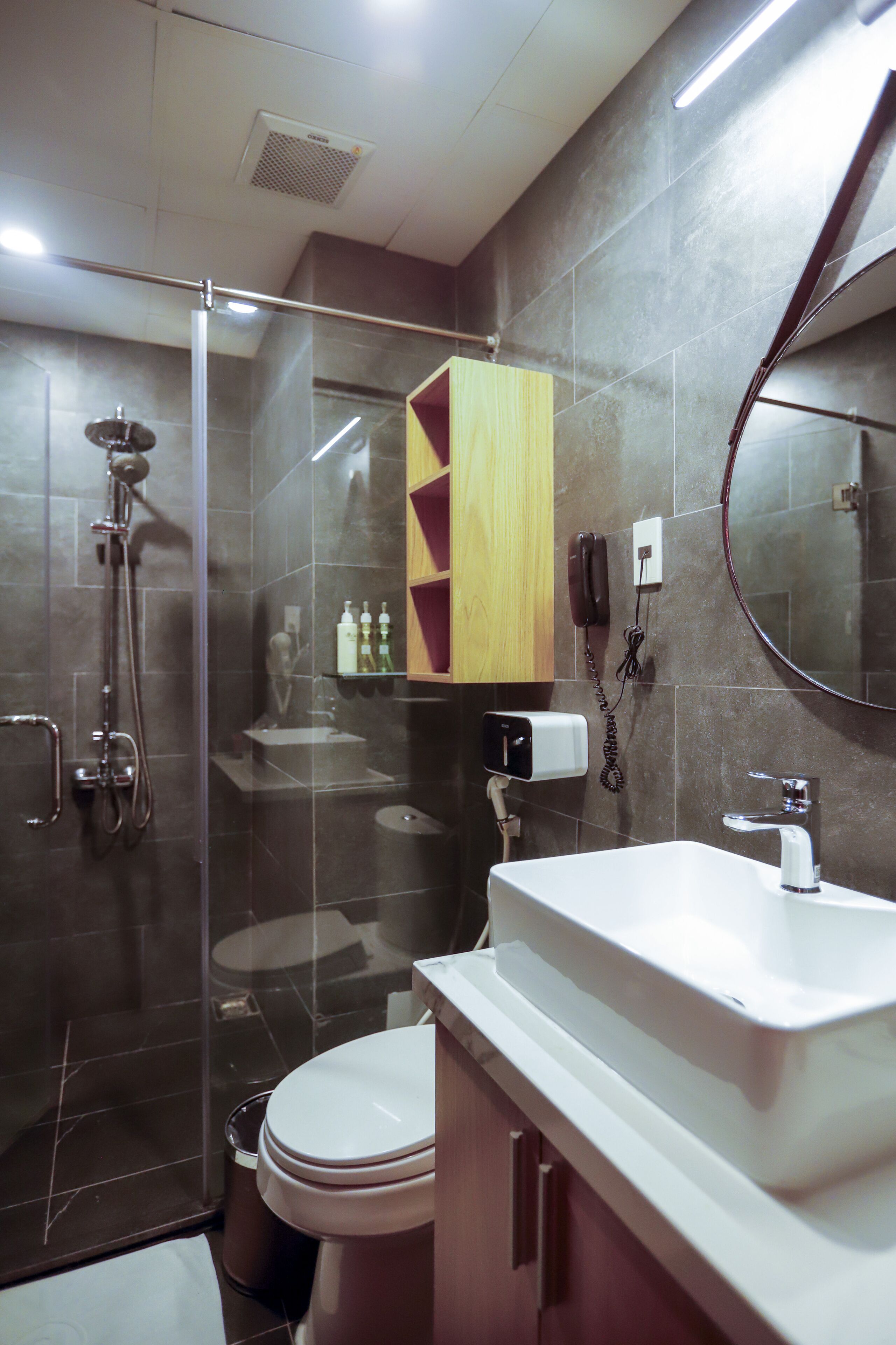 executive double or twin room, city view | bathroom | free toiletries, hair dryer, dressing gowns, slippers