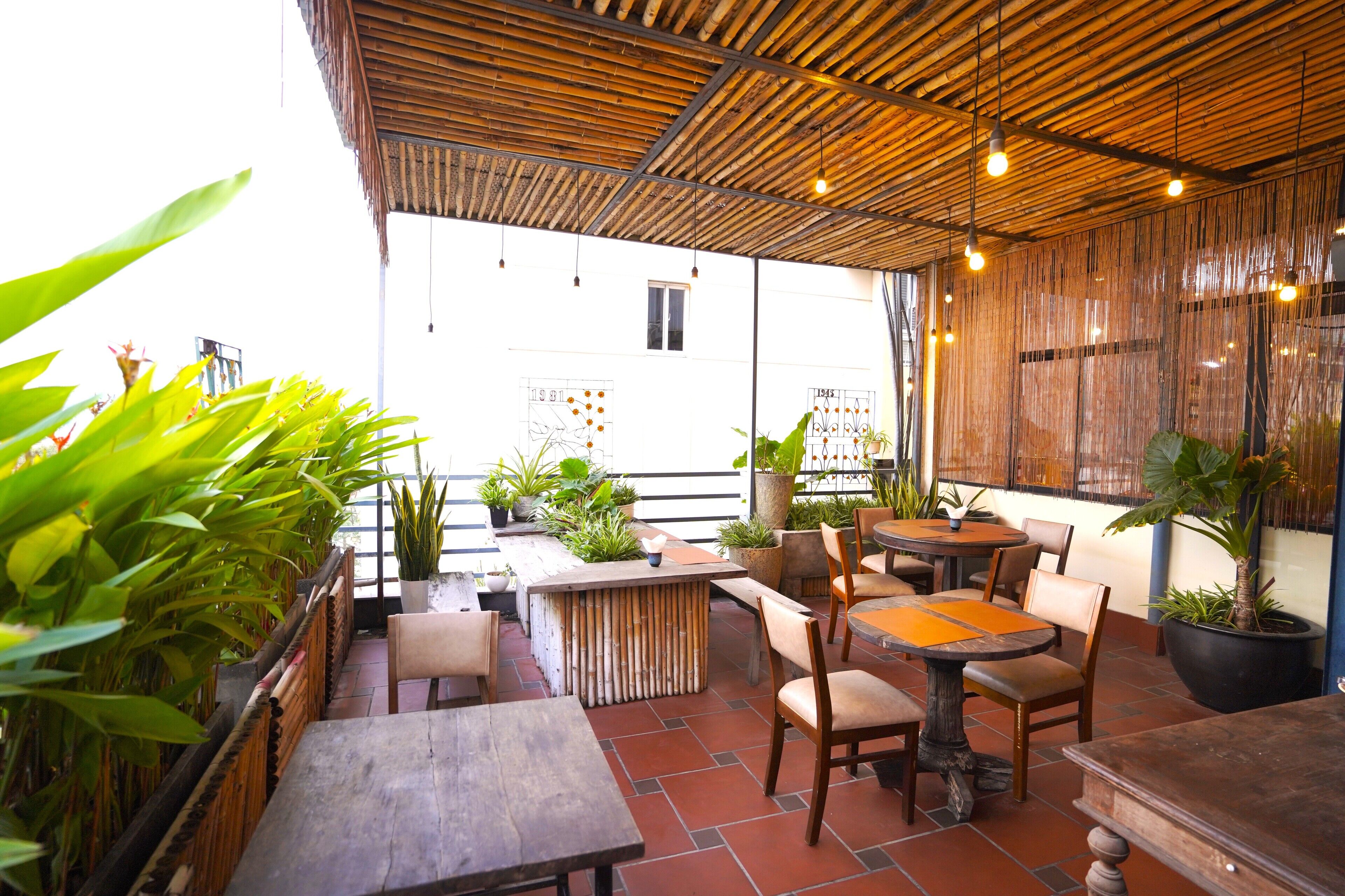 breakfast, lunch and dinner served