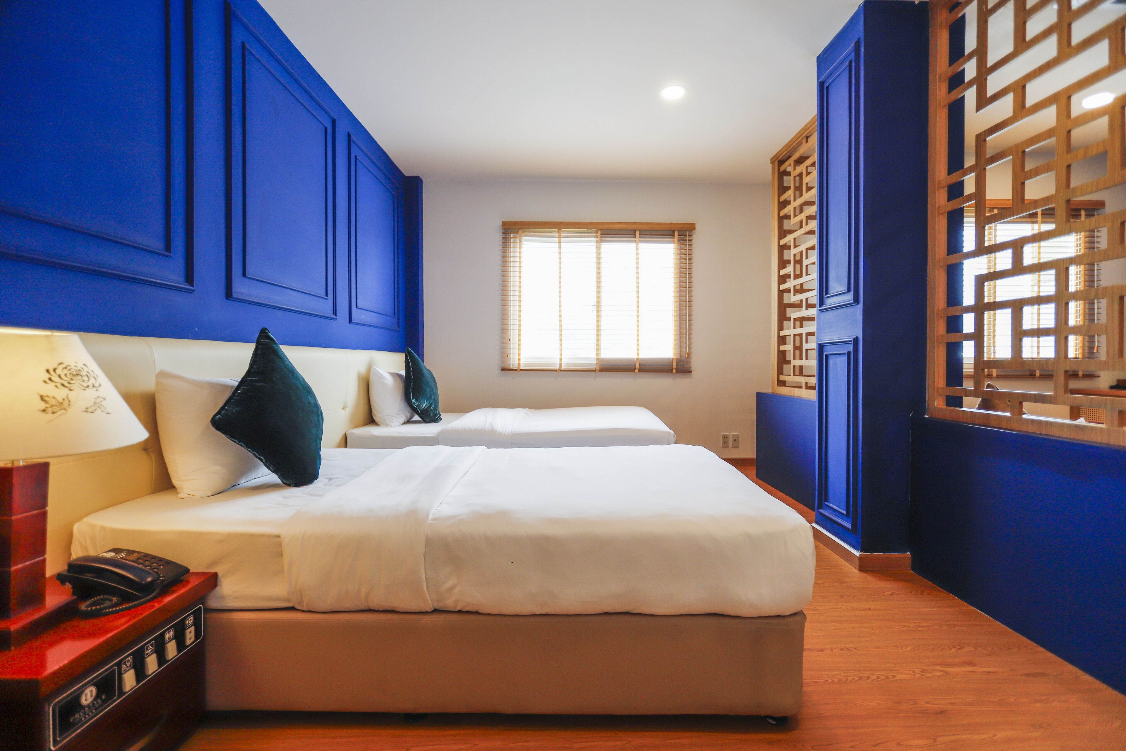 prostyle suite | minibar, in-room safe, desk, laptop workspace