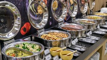 Päivittäinen buffetaamiainen (450 THB per henkilö)