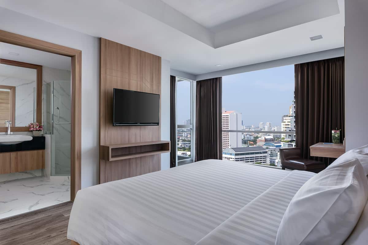 Executive Suite, 1 Bedroom, City View | 1 bedroom, minibar, in-room safe, desk
