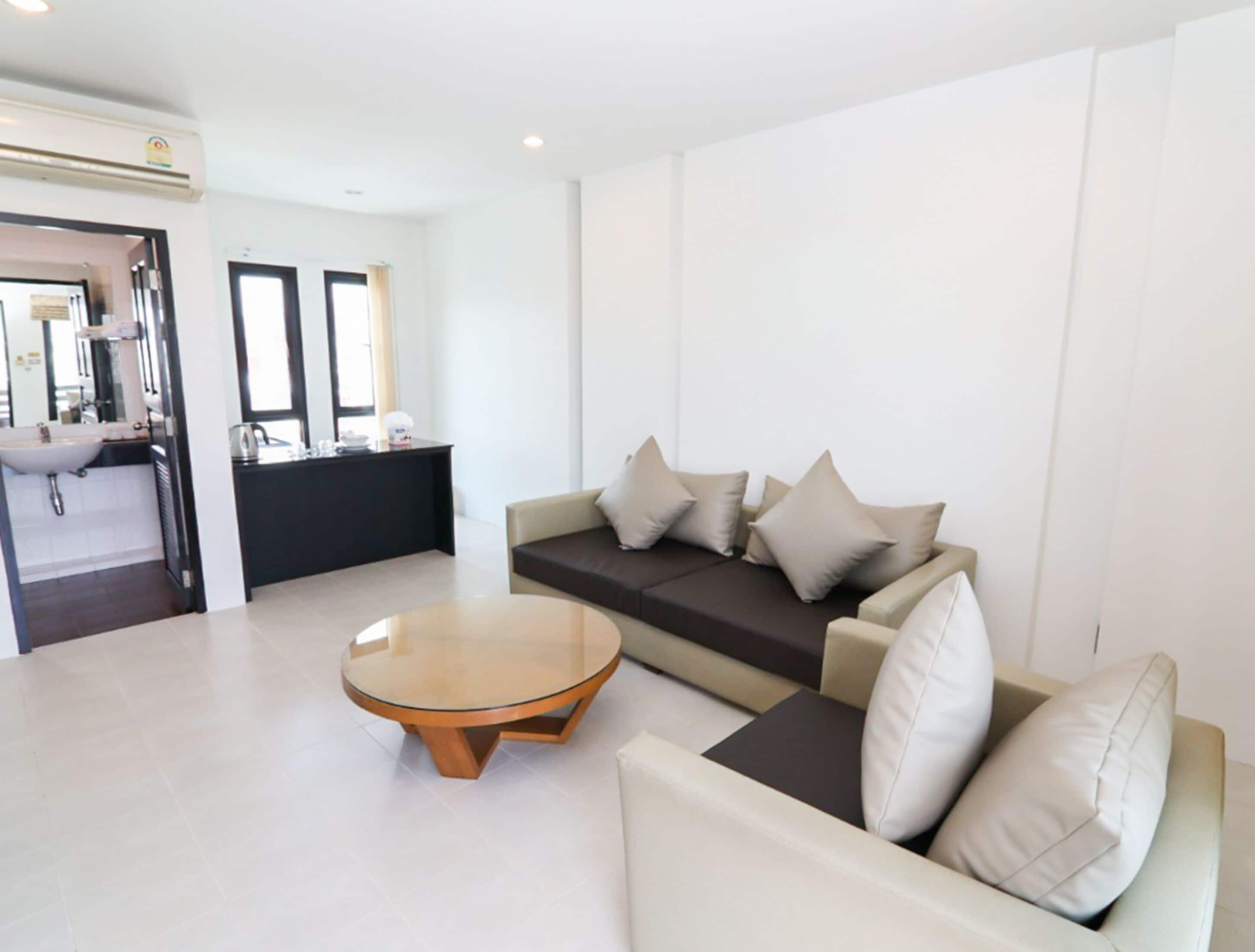 尊贵开间套房 | 起居区 | 电视