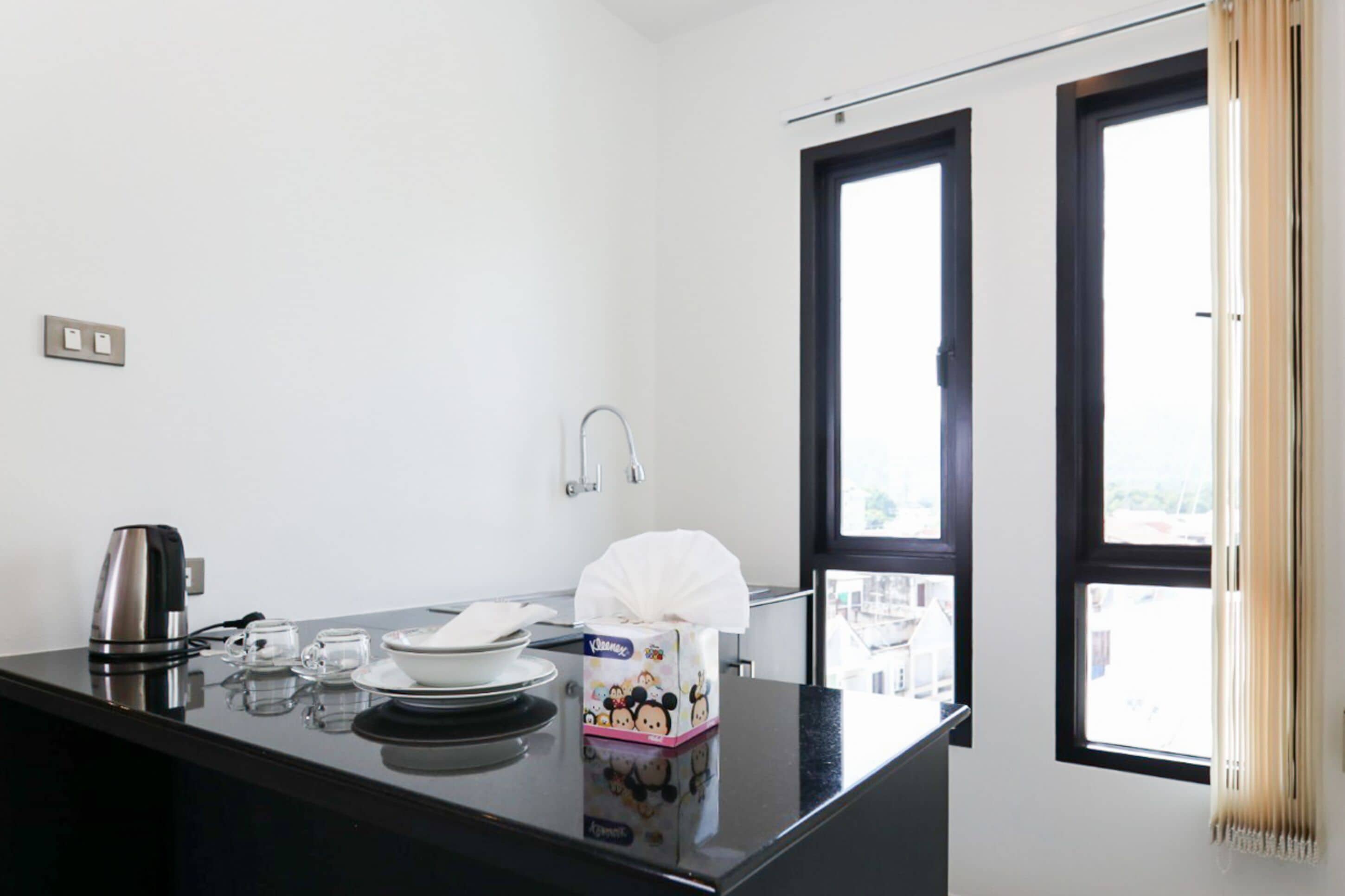 Premier Studio Suite | Private kitchen | Mini-fridge