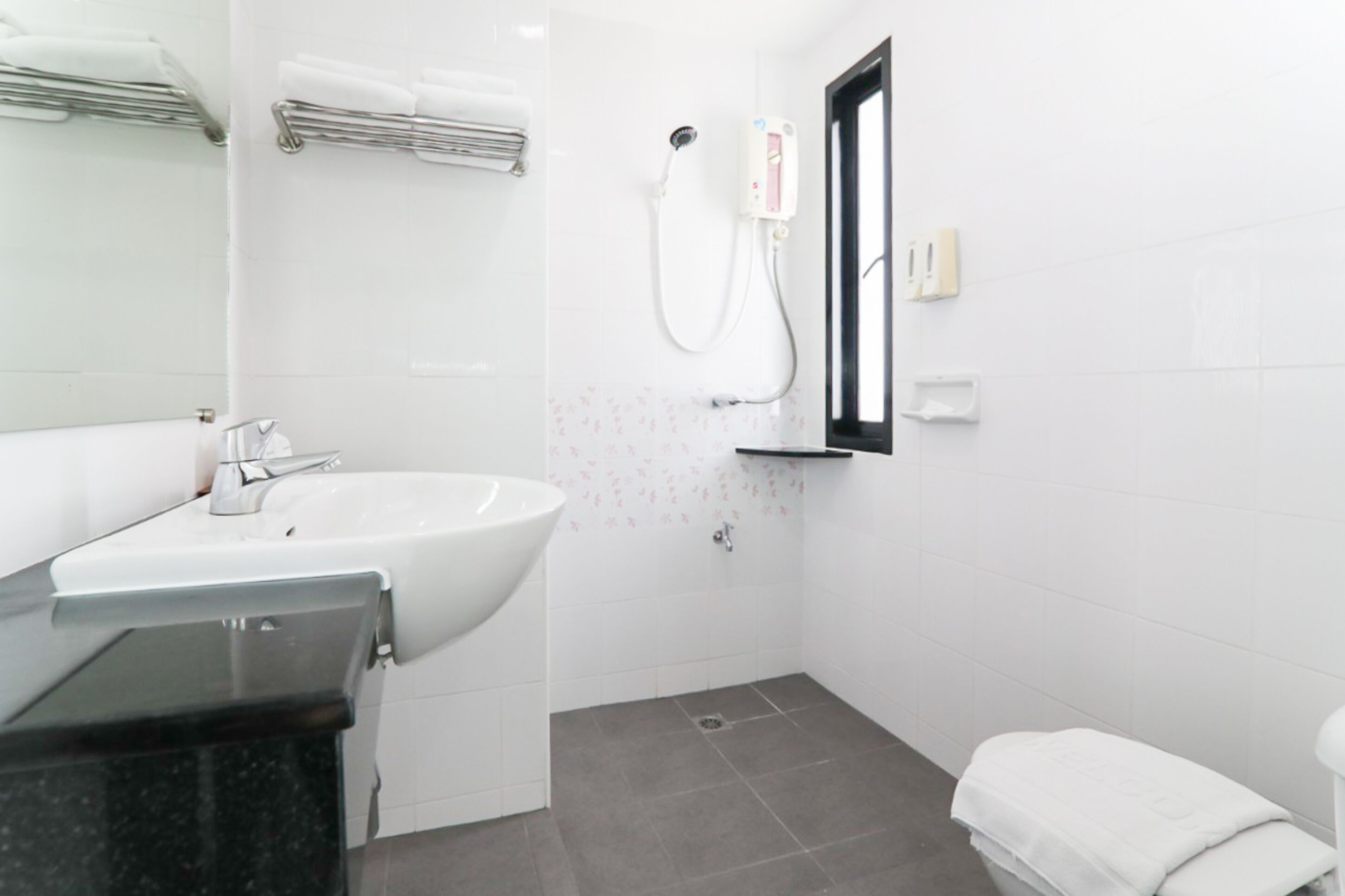 Habitación estándar con 2 camas individuales | Baño | Regadera, amenidades de baño gratuitas, secadora de cabello, toallas 