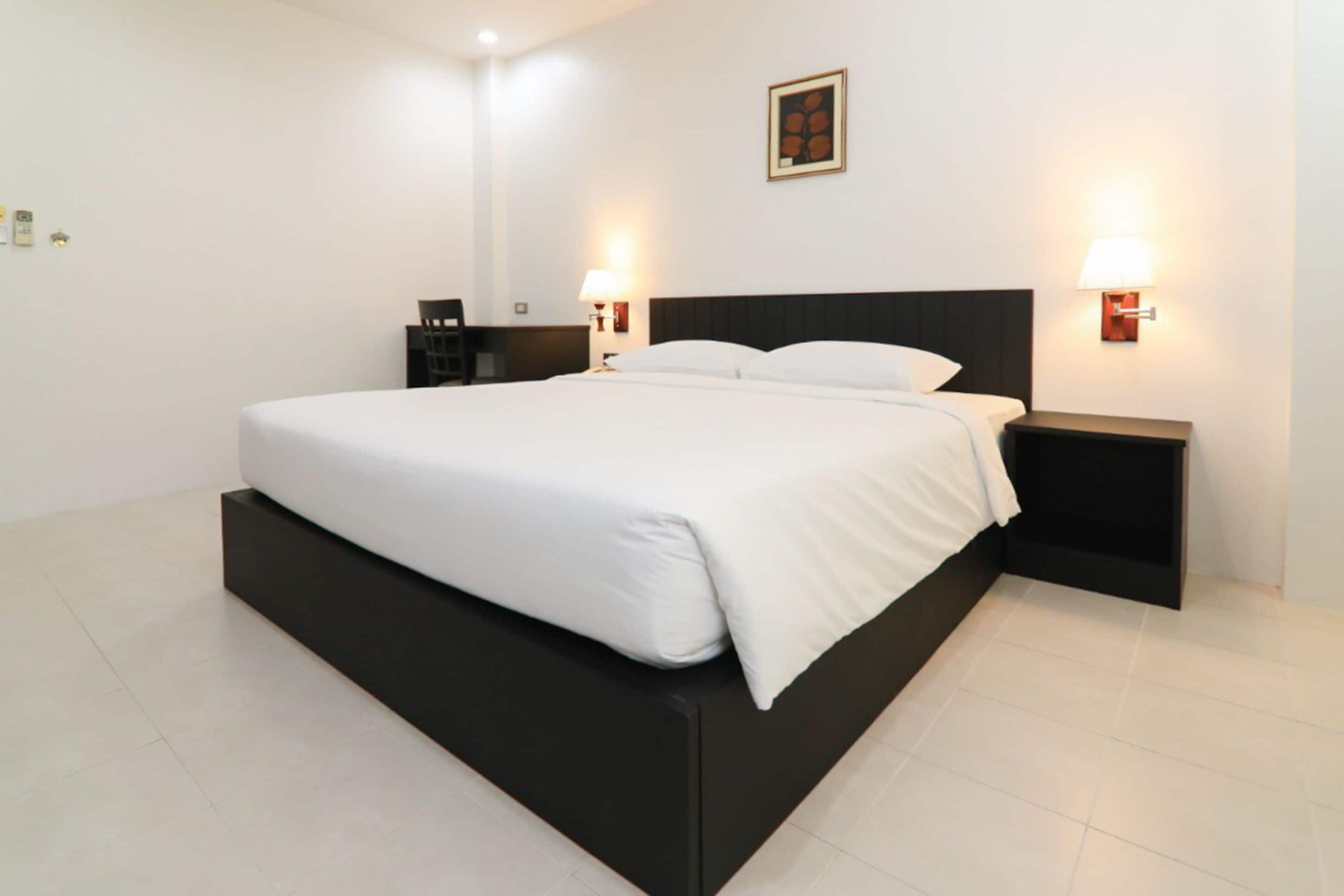 ห้องเอ็กเซกคิวทีฟ | ตู้นิรภัยในห้องพัก, โต๊ะทำงาน, พื้นที่ทำงานแบบใช้แล็ปท็อป, ผ้าม่านกันแสง