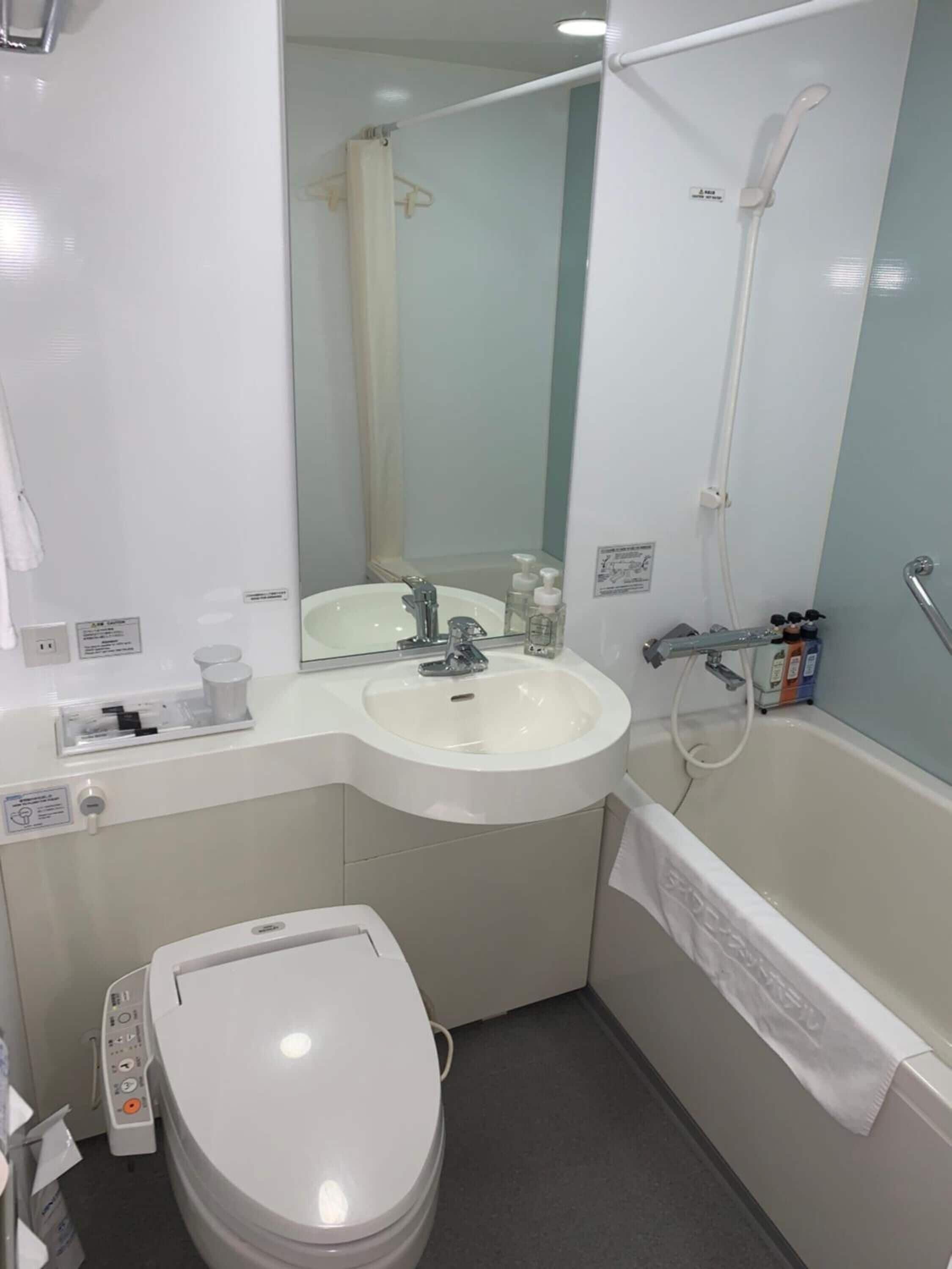 combined shower/bathtub, free toiletries, hair dryer, slippers