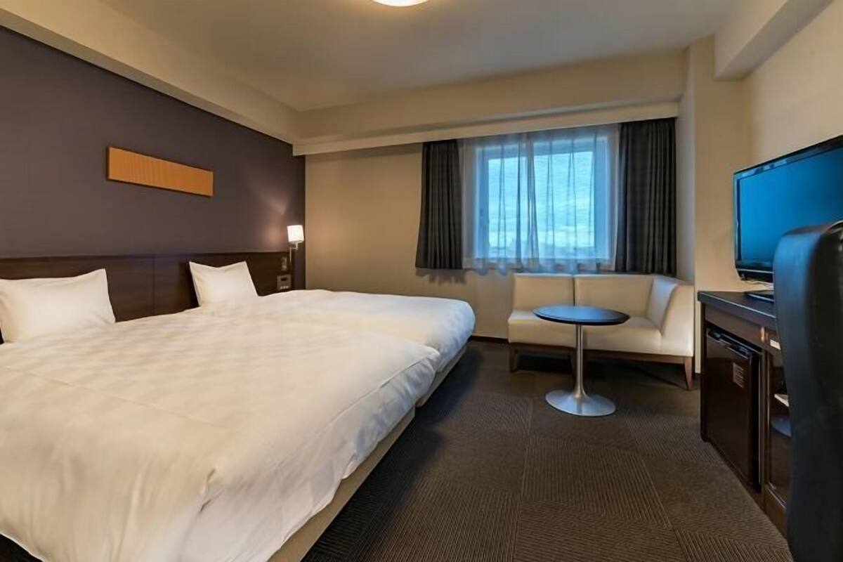 Desk, blackout drapes, free WiFi, bed sheets