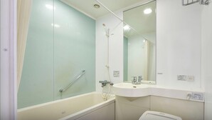 Duschwanne, kostenlose Toilettenartikel, Haartrockner, Hausschuhe