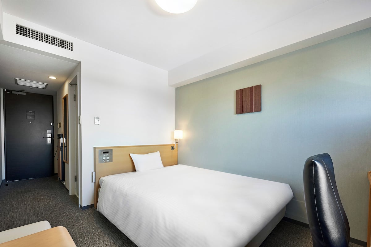 Quarto casal (Double Room Single use No smoking) | Escrivaninha, cortinas blackout, Wi-Fi de cortesia, roupa de cama
