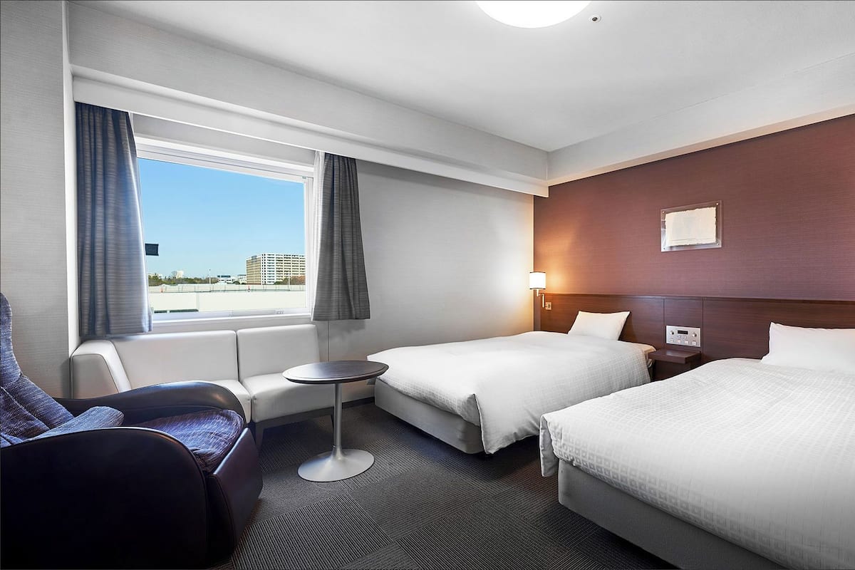 Escritorio, cortinas blackout, wifi gratis y ropa de cama