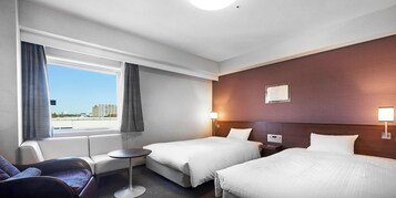Escritorio, cortinas blackout, wifi gratis y ropa de cama