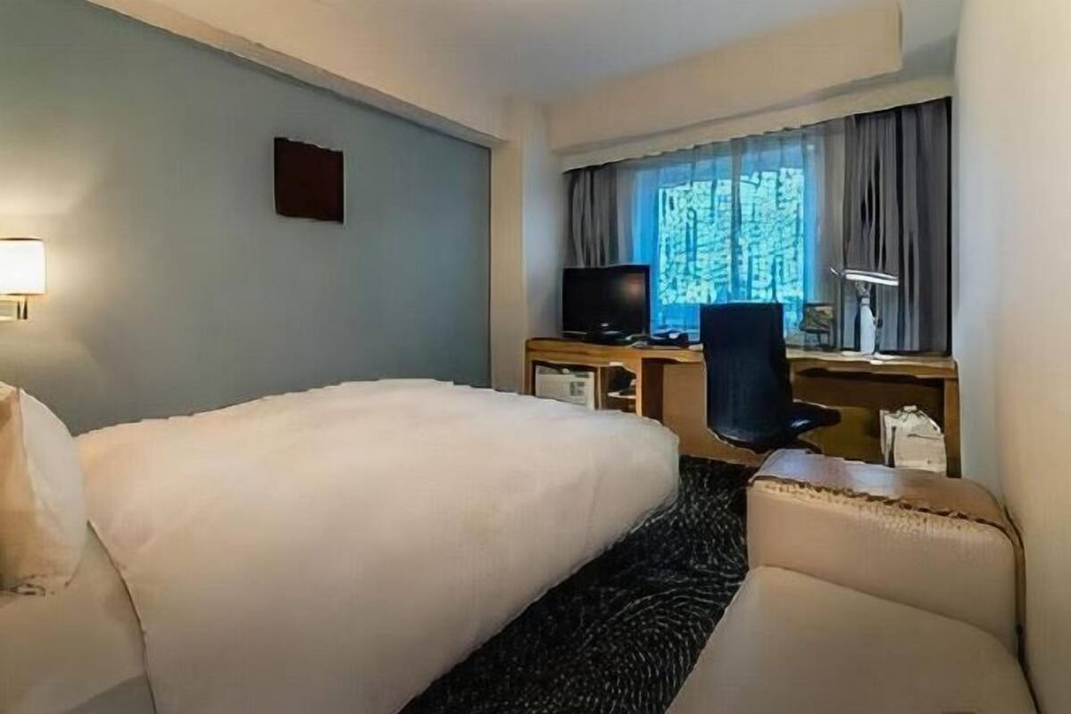 Desk, blackout drapes, free WiFi, bed sheets