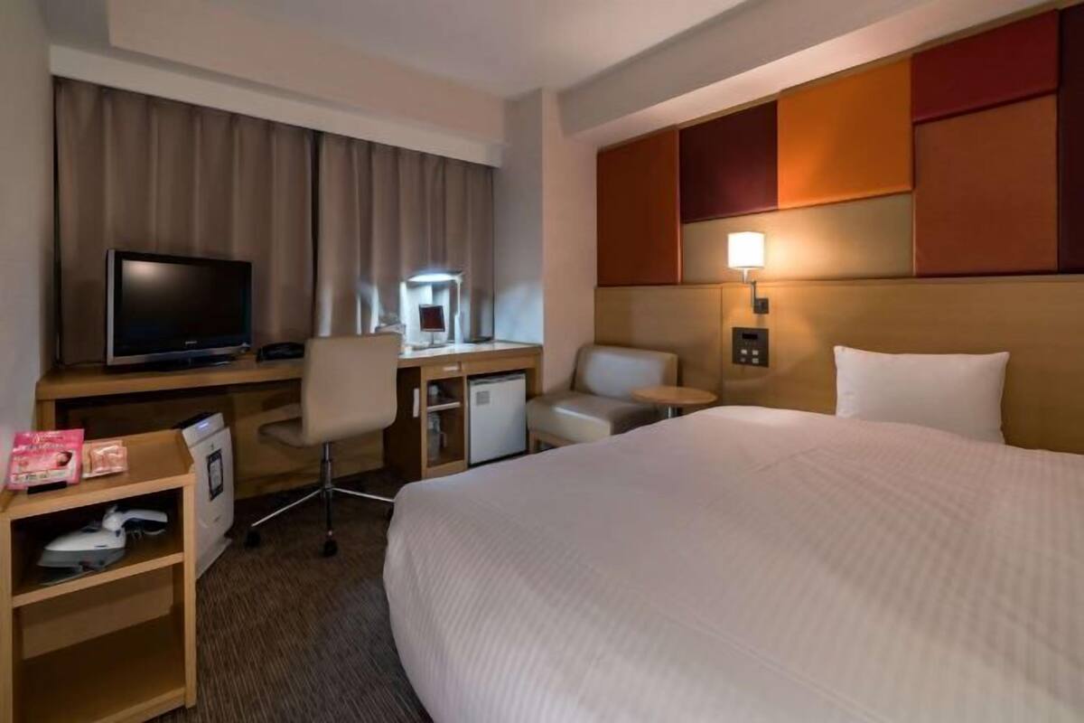 Desk, blackout drapes, free WiFi, bed sheets