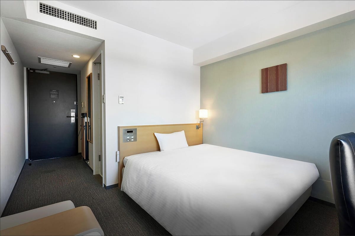Desk, blackout drapes, WiFi (free), bed sheets
