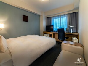 Escritorio, cortinas opacas, wifi gratis y ropa de cama