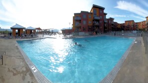 Outdoor pool - Playa Del Sol Resort (Kelowna)