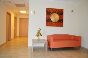 Lobby sitting area - La Lanterna (Rometta)