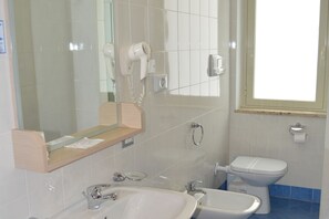 تجهيزات دش، مستلزمات مجانية للعناية الشخصية، مجففات شعر، مراحيض شطف