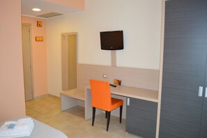 Doppel- oder Zweibettzimmer | Minibar, Zimmersafe, Schreibtisch, kostenloses WLAN