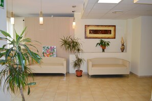 Coin salon dans le hall