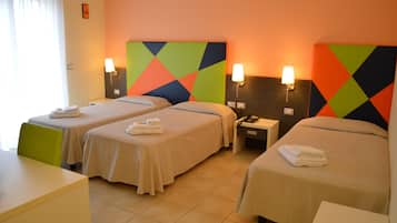 Dreibettzimmer | Minibar, Zimmersafe, Schreibtisch, kostenloses WLAN