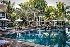 2 outdoor pools, free pool cabanas, pool umbrellas