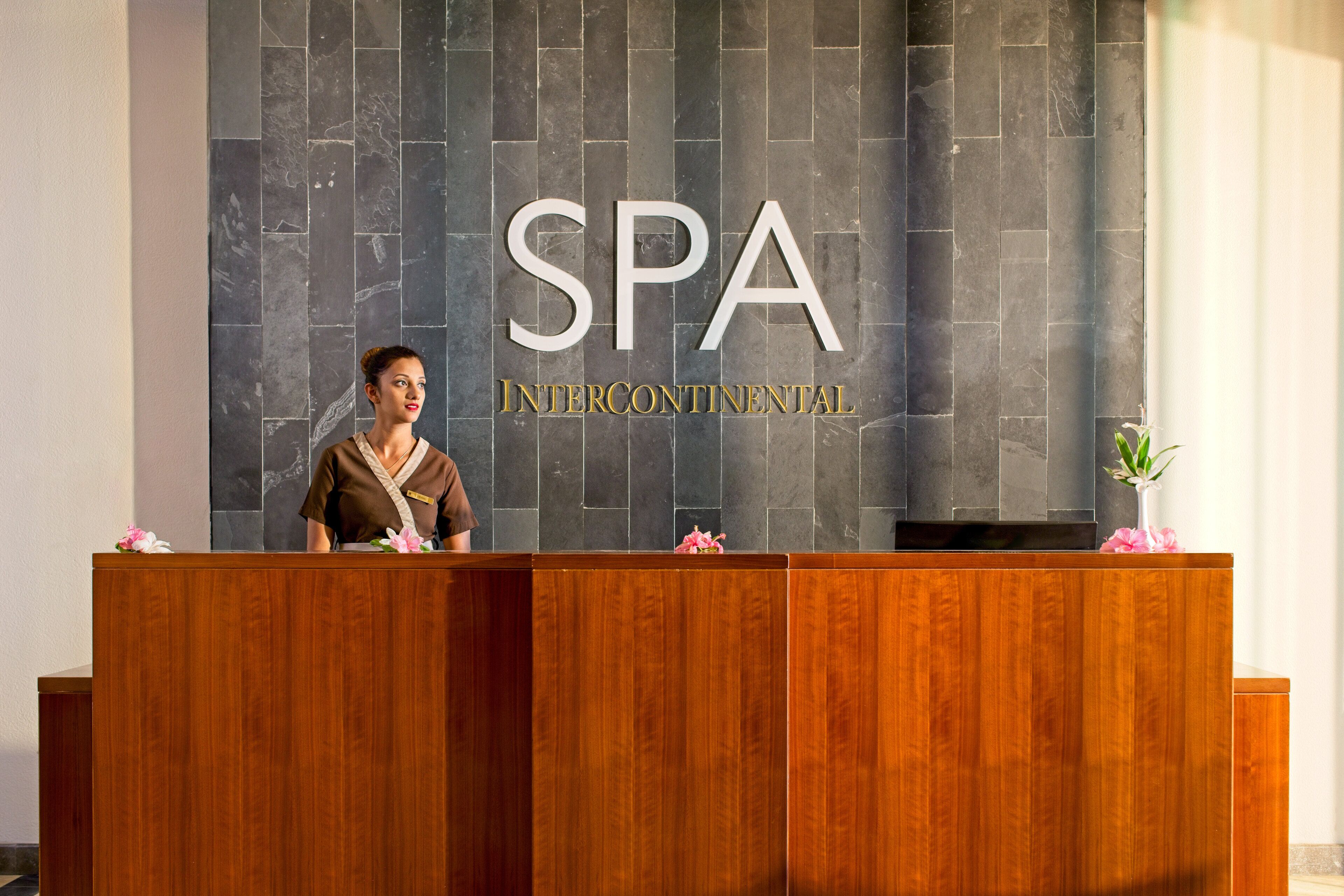 Couples treatment rooms, sauna, hot tub, steam room, body treatments