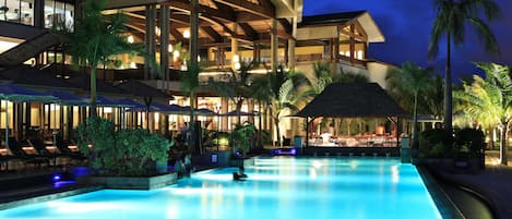 2 kolam renang outdoor, dengan cabana gratis dan payung kolam renang