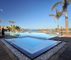 2 outdoor pools, free cabanas, pool umbrellas