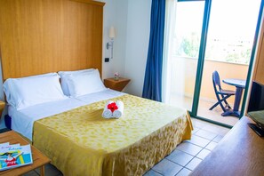 經典三人房 (2 adults+1 child) | 房內夾萬、書桌、嬰兒床 (收費)、床單