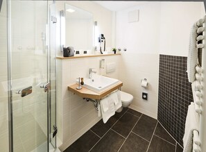 Dusj, toalettartikler (inkludert), hårføner og tøfler