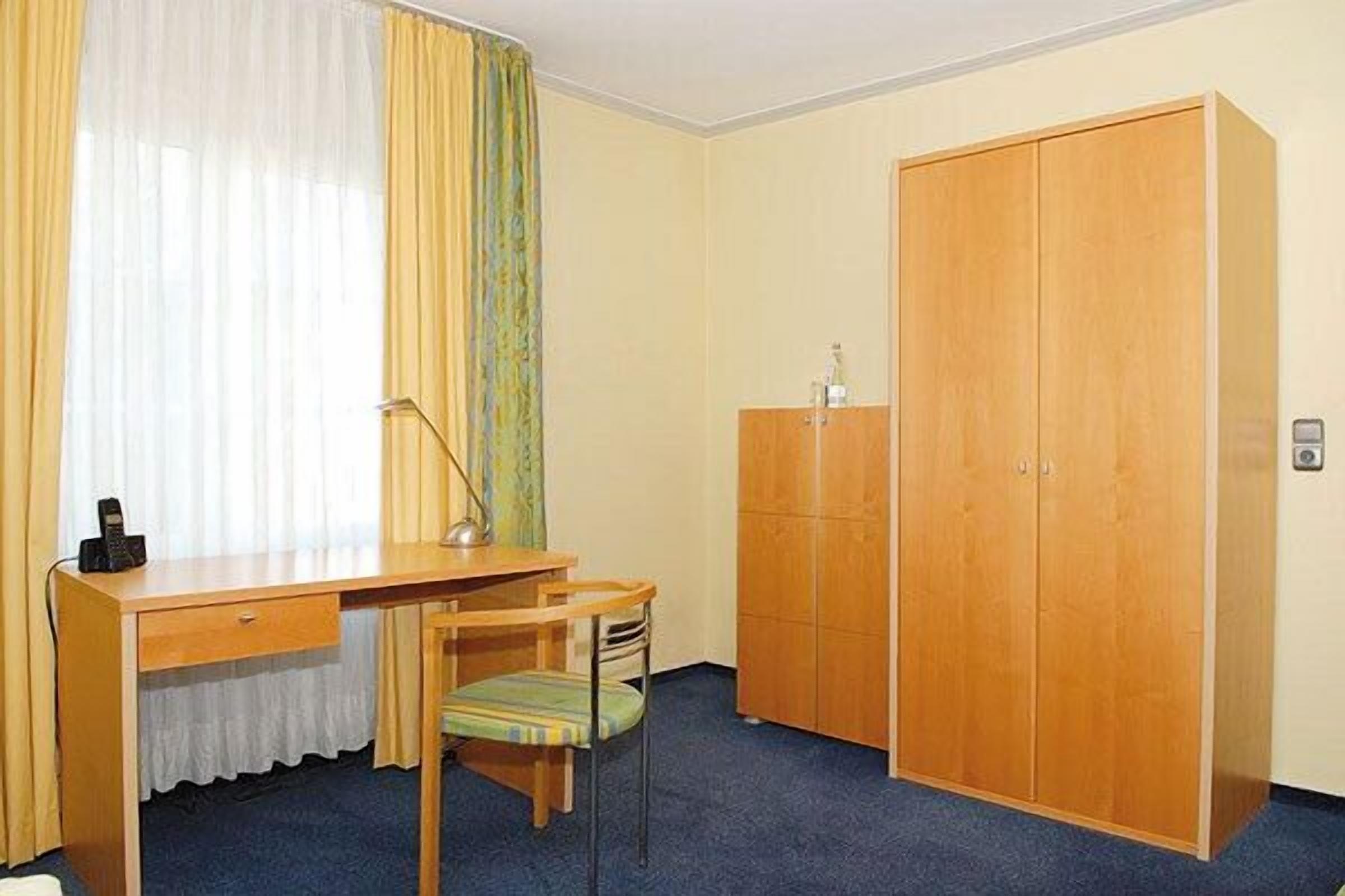 hypo-allergenic bedding, in-room safe, desk, blackout curtains