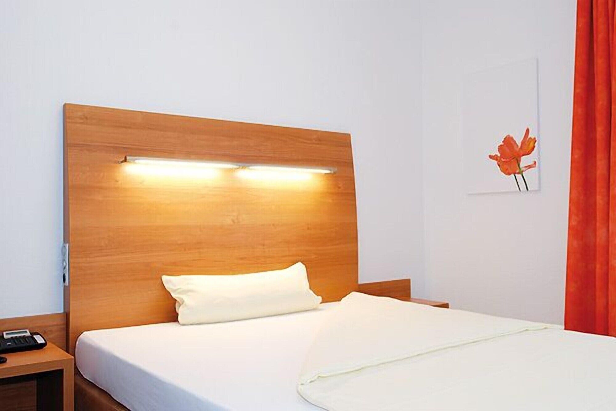 standard single room | hypo-allergenic bedding, in-room safe, desk, blackout curtains