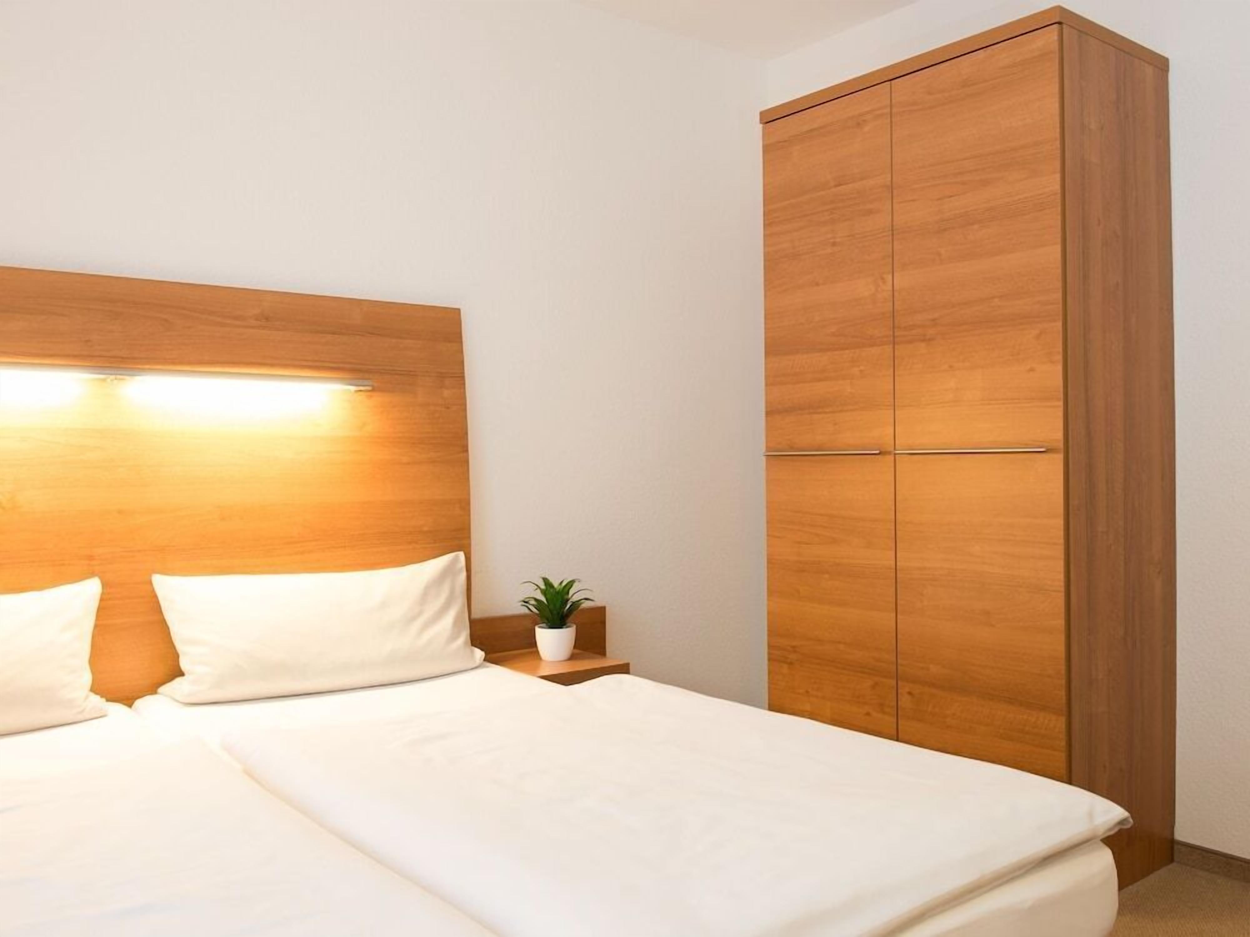 hypo-allergenic bedding, in-room safe, desk, blackout curtains