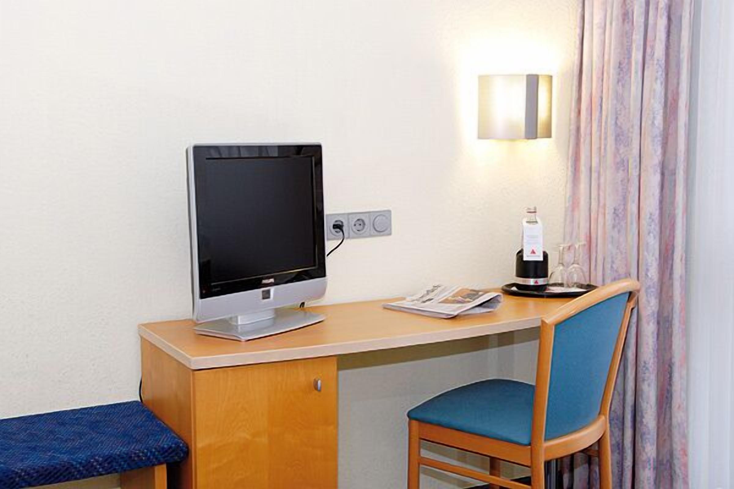 standard single room | room amenity