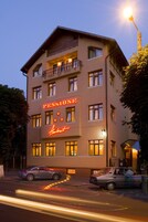 Fachada de la propiedad por la tarde o noche