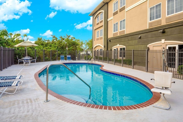 Outdoor pool, pool umbrellas, sun loungers