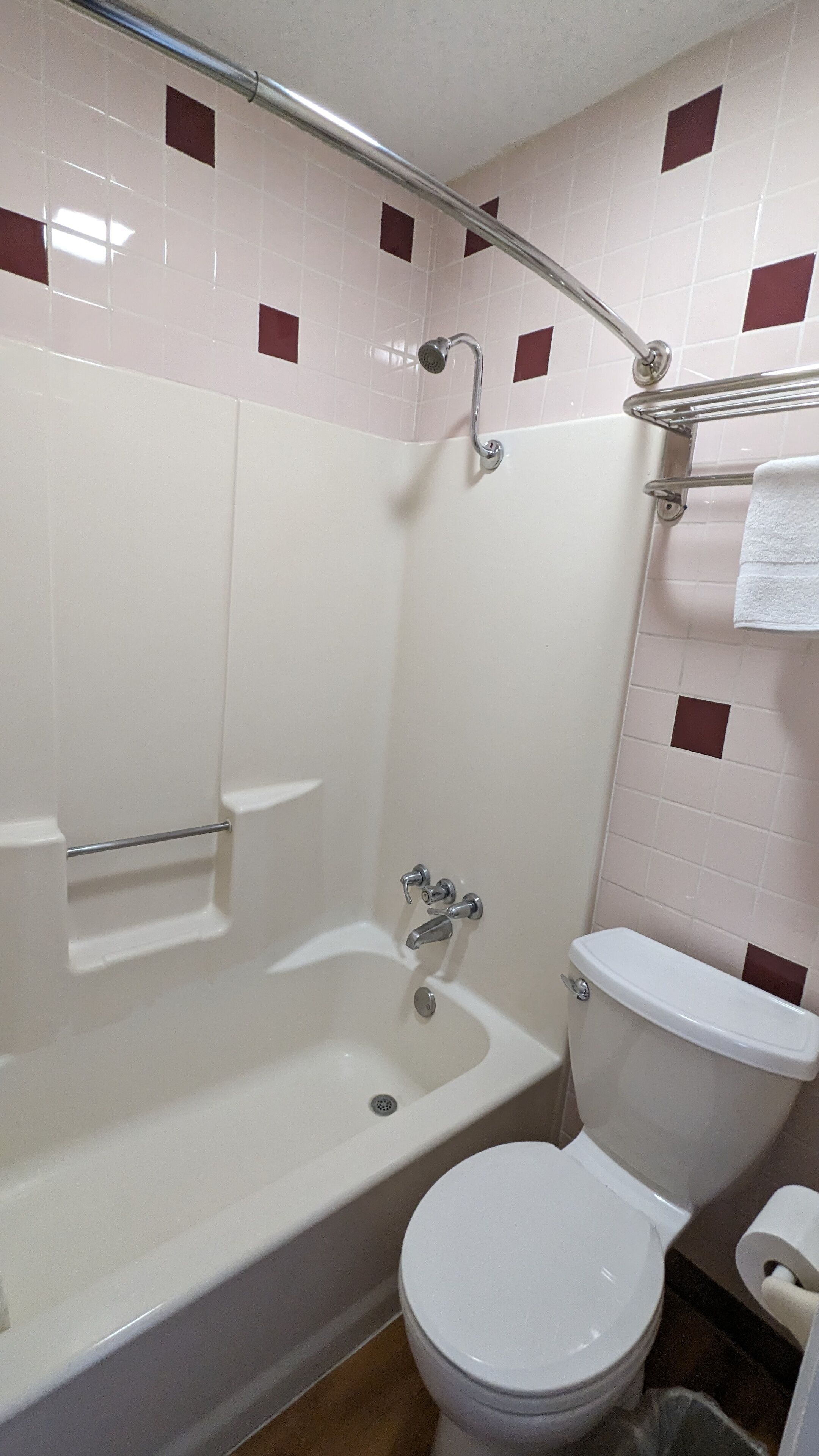 Une salle de bain équipée d’une baignoire, de toilettes et d’un espace douche.