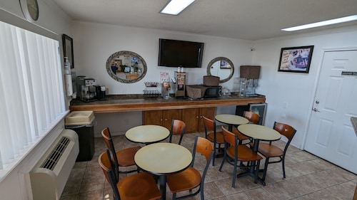 Hillcrest Inn & Suites