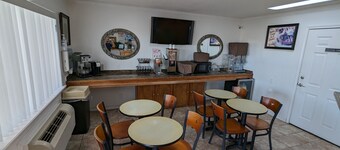 Hillcrest Inn & Suites